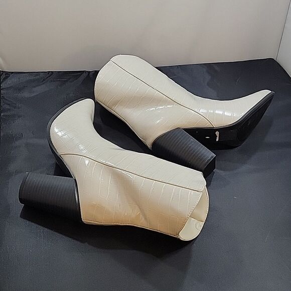 BRAND NEW QUPID POINTED TOE CHUNKY HEEL BOOT - Picture 11 of 15